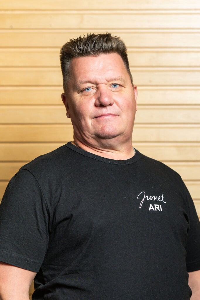 Ari Riihimäki, asennukset, Junet Oy